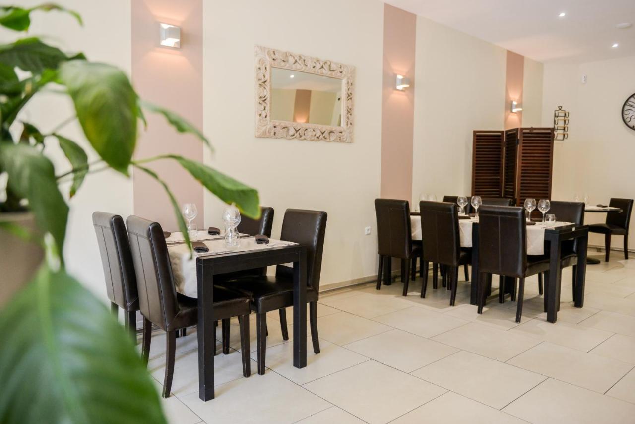 Logis Le Saint Hubert Hotel Haybes ภายนอก รูปภาพ